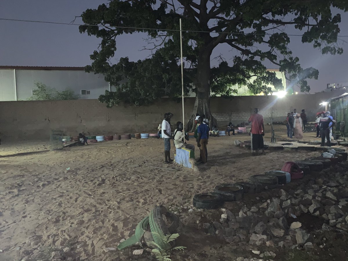 Niintche's tweet photo. Nous avons voulu terminer aujourd’hui mais malheureusement c’est impossible. Il nous faudra revenir demain dimanche aussi avec:
1camion 17m3
300m2 carreau 
Diappeu lene ci 🙏🏽🙏🏽🇸🇳 https://t.co/BnoX5Oqfbc