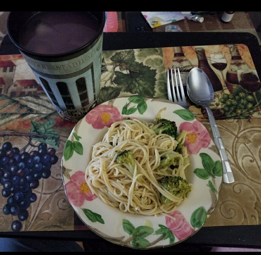 JohnLukeNYC's tweet photo. #DinnerTime #HappyPastaDay #ThinSpaghetti #Broccoli #Garlic &amp; #Oil #HotRedPepper #Yummy https://t.co/baWQEwS3pA