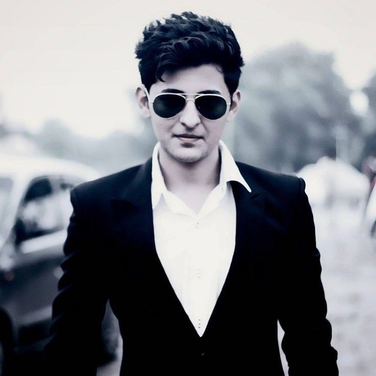 jeelbhalodiya24's tweet photo. HAPPY BIRTHDAY 🤗💙
Happy darshaner day 😄😘💙🤩

@DarshanRavalDZ

#HappyBirthdayDR 
#DarshanRavalTurning26 
#Judaaiyan 
#Bluefamily 
#Darshaners 

His smile 🔥🤩🤗💋 https://t.co/zPu5vMTVxK