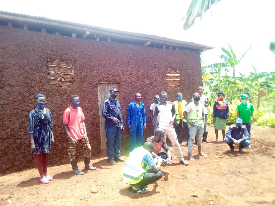 MutenderiV's tweet photo. Mu kwezi kwahariwe ibikorwa by' ubukorerabushake #Volonteersmonth,DPCEO @NgomaDistrict #IP_EmmanuelHitayezu yifatanije n' urubyiruko rwa @MutenderiV mu muganda Wo gusubiriza inzu y' Umuturage Utishoboye Witwa #NdizeyeBosco Utuye Mu kagari Ka #Muzingira
#twishyizehamwebirashoboka https://t.co/U6ZHZ2qsRY