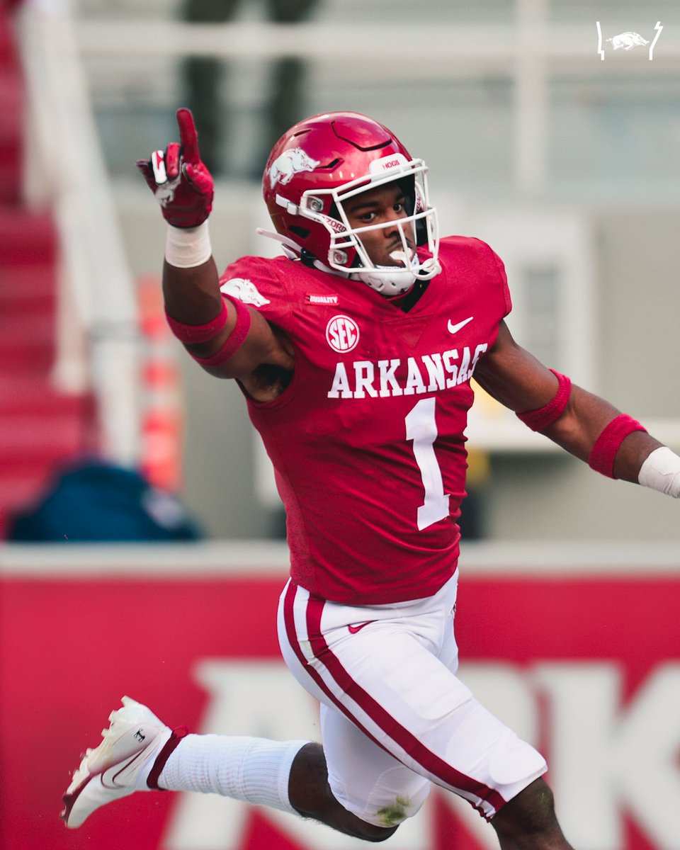 RazorbackFB's tweet image. One fumble recovery.
One pick six.

It's still the first half...🤯