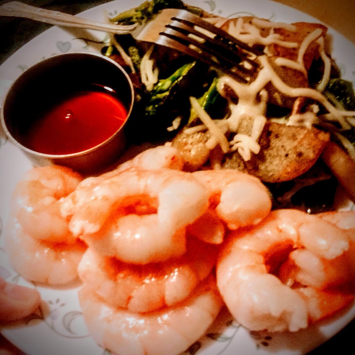 JESSnLearned's tweet photo. Tonight, #dinnertime is cocktail shrimp with a #homemade hot&amp;sweet sauce with a side of sauteed veggies (broccoli, green bell peppers, and mushrooms) and roasted seasoned potatoes topped with a sprinkle of shredded mozzarella cheese :3 #yumyums
@REVOLVERMcCLANE 
@Kuwabarra_angel https://t.co/rqnk5Gl3lb