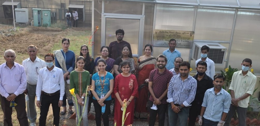 anuagrawal_icar's tweet image. #TCCU Team outside the newly inaugurated Mist Chamber Facility @INbpgr 
@EraVaidya @vartika0906