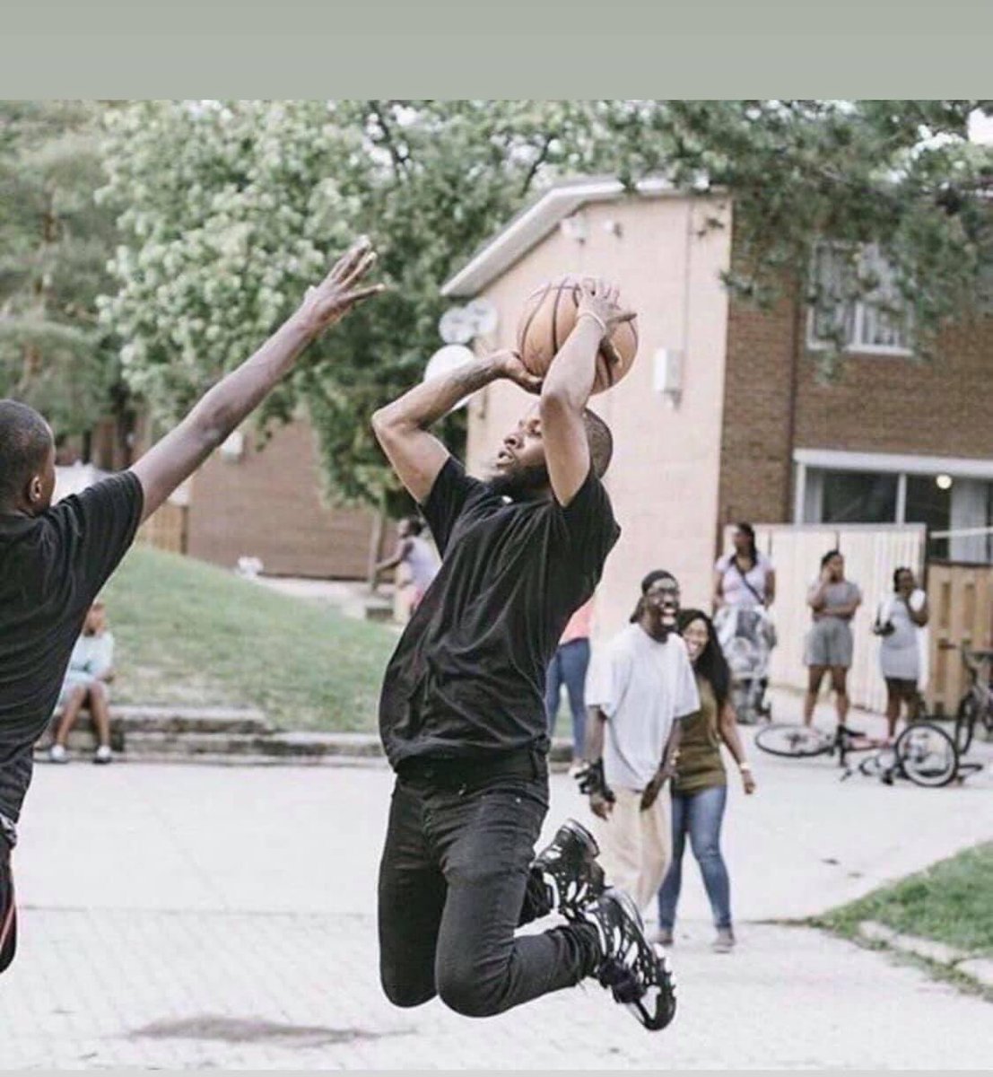 yuidxb's tweet photo. Ain’t no way he shot meg with a shot like this bruh 😂😂😂

Peep bruh in the back 😂😂 https://t.co/dX5EGyP8x5