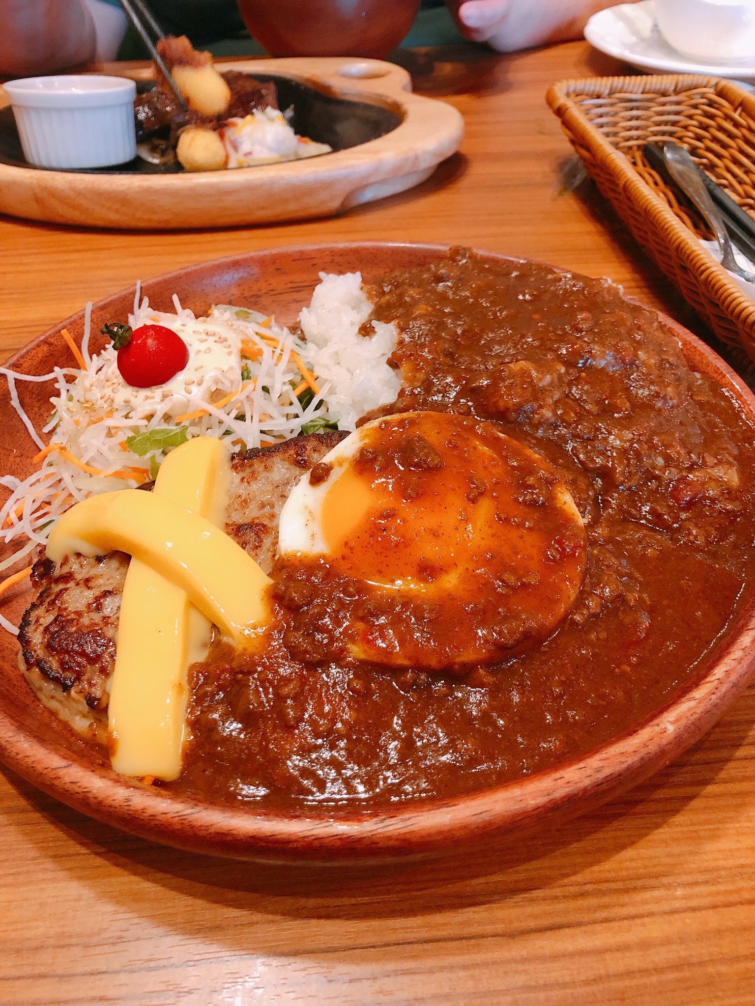 シタンディ 仮眠から起きてすぐ運行で 完全聞き専でしたがお疲れ様でした 最近外でカレーを食べること 少ないですが びっくりドンキーの カレーディッシュが大好きです チーズカリーバーグディッシュ300g ご飯大盛トッピングエッグカレー増量 これ 俺の
