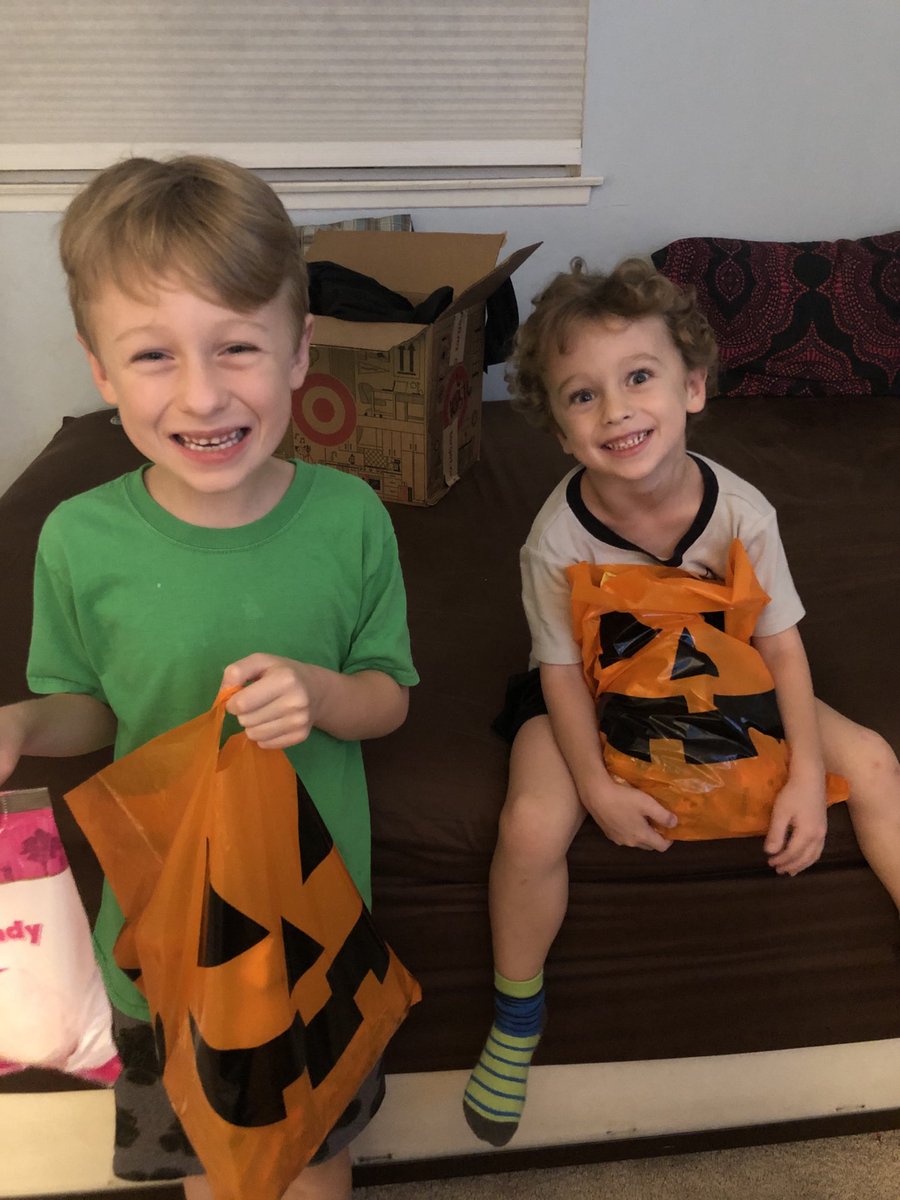 LDexter1314's tweet photo. Thank you to our awesome @AvocadoPTA for putting on such a great Trunk or Treat. Keeping our kids happy throughout this tough time. @avocadogators @davidmiyashiro #CandyCrazy https://t.co/fS8FI9gRn3