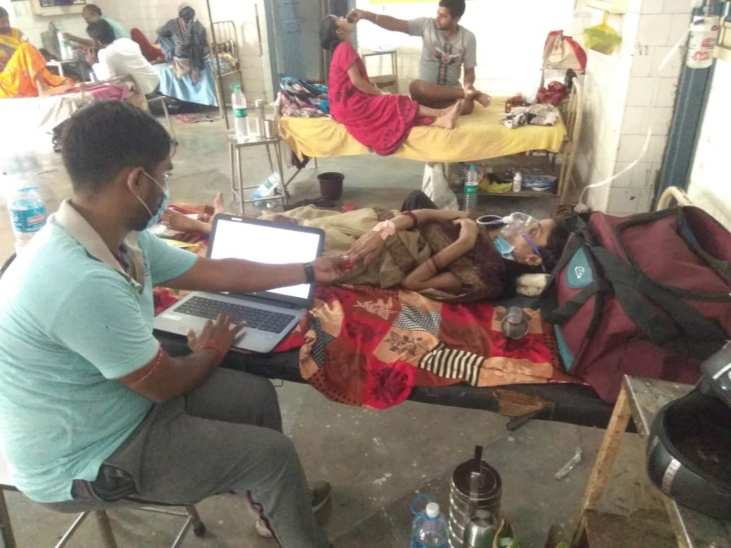 BiharCsc's tweet image. जिंदगी और मौत के बीच जंग लड़ रही टीबी रोग से ग्रसित भगालपुर के एक महिला मरीज को बिक्रम से पटना PMCH जा कर आयुष्मान  कार्ड का पंजीयन करते वीएलई साजन कुमार। #onlycsccandothis.