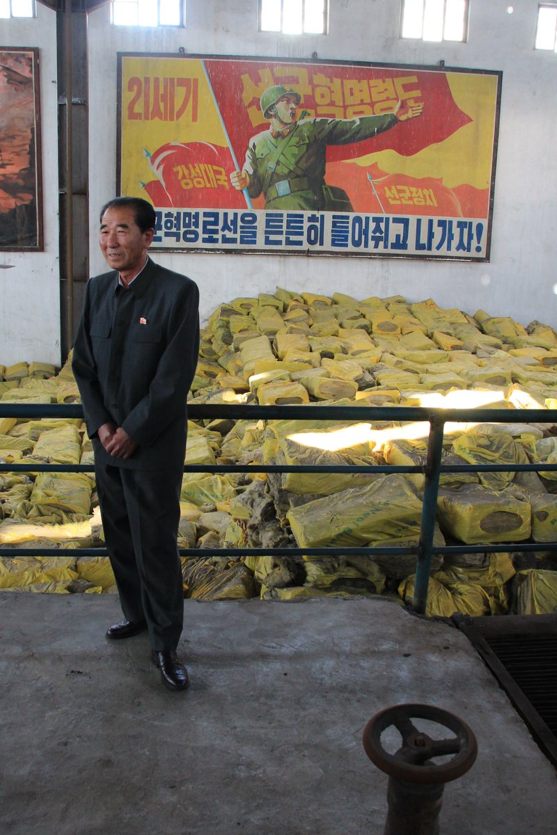 Ein neuer Tag in Nordkorea , was machen wir denn heute schönes?Richtig, eine Vor-Ort-Anleitung einer Düngemittelfabrik. Warum das? Keine Ahnung, aber das macht man hier halt so... #vorortanleitung