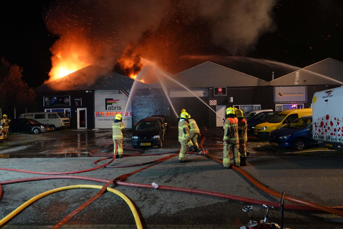 Grote brand in Stevinstraat in Heerhugowaard: autoschadebedrijf en caravanstalling verwoest (video)..