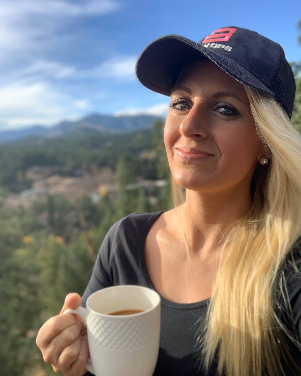 SportsWithDara's tweet image. Keep your face toward the sun and you’ll never see the shadows. #SaturdaySun