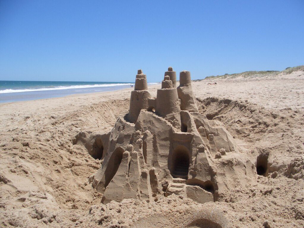 Sandcastle picture. Песочный замок. Замок из песка. Красивый песочный замок. Домик из песка.