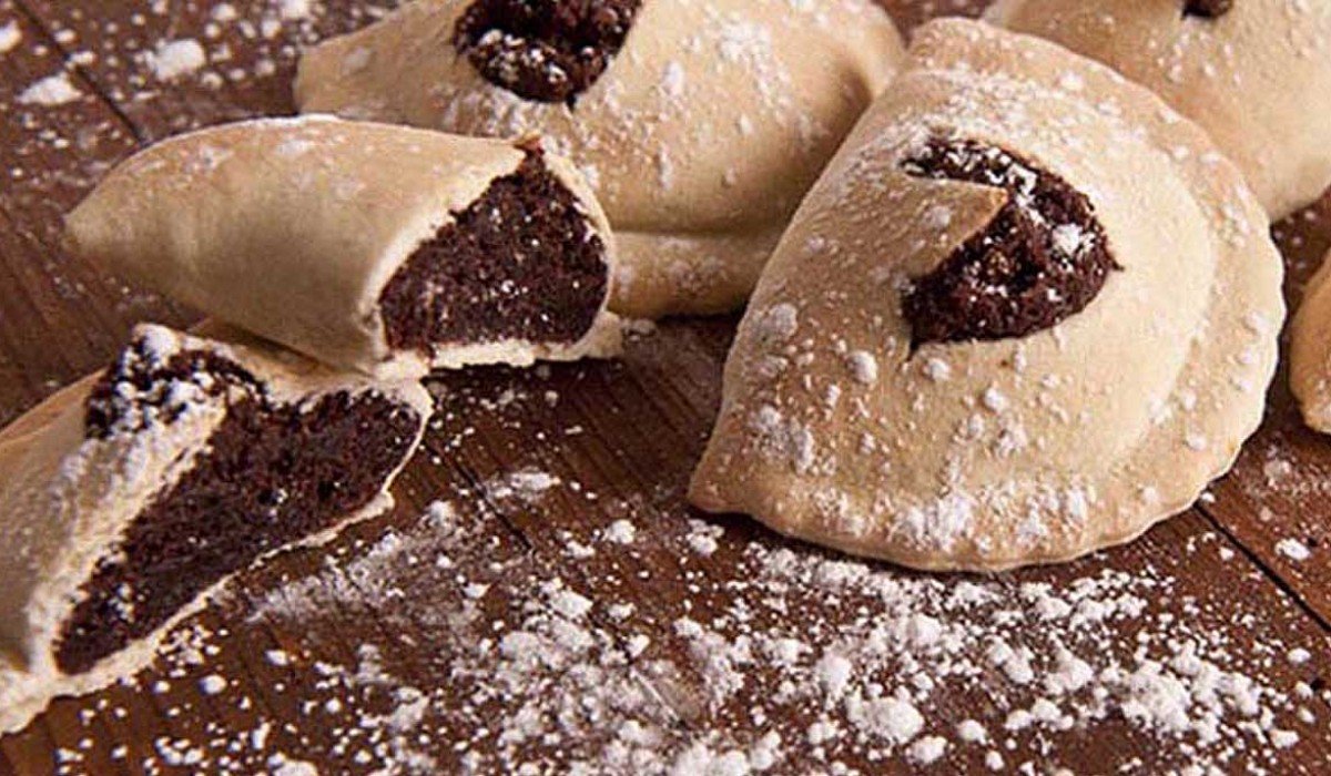 Modica is also known for these tiny ravioli-shaped pastries called mpanatigghi, which are filled with chocolate (yes), nuts (okay), and ground meat (wut?). Another gift from the sixteenth-century Spaniard domination. 15/