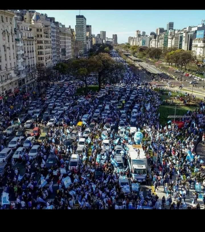 NatyNatOk's tweet photo. Esto es la calle papppá!!

#17DeOctubre 
#75Octubres 
#DiaDeLaLealtadPeronista 

#NatyNat https://t.co/oQwQuTdDfd