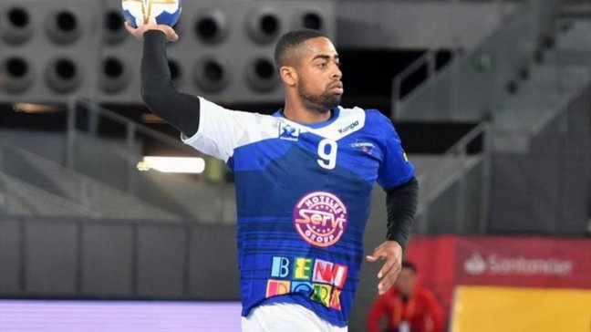 Los argentinos en la fecha 9 de la Liga <a href="/ASOBAL/">ASOBAL</a>, que sólo tuvo 3 partidos. [Hilo]

<a href="/bmbenidorm/">BM Servigroup Benidorm</a>-<a href="/bmguadalajara/">SANICENTRO BM Guadalajara</a> 26-25
<a href="/jameslewisparke/">James Lewis</a> 3 goles (Benidorm); <a href="/gastonmou11/">Gaston Mouriño</a> 4 (Guadalajara)

<a href="/bmvillaaranda/">Club Balonmano Villa de Aranda</a>-@CdadLogrono 21-25
<a href="/NicoLopezRey/">Nico López Rey</a> 1 gol (Aranda)