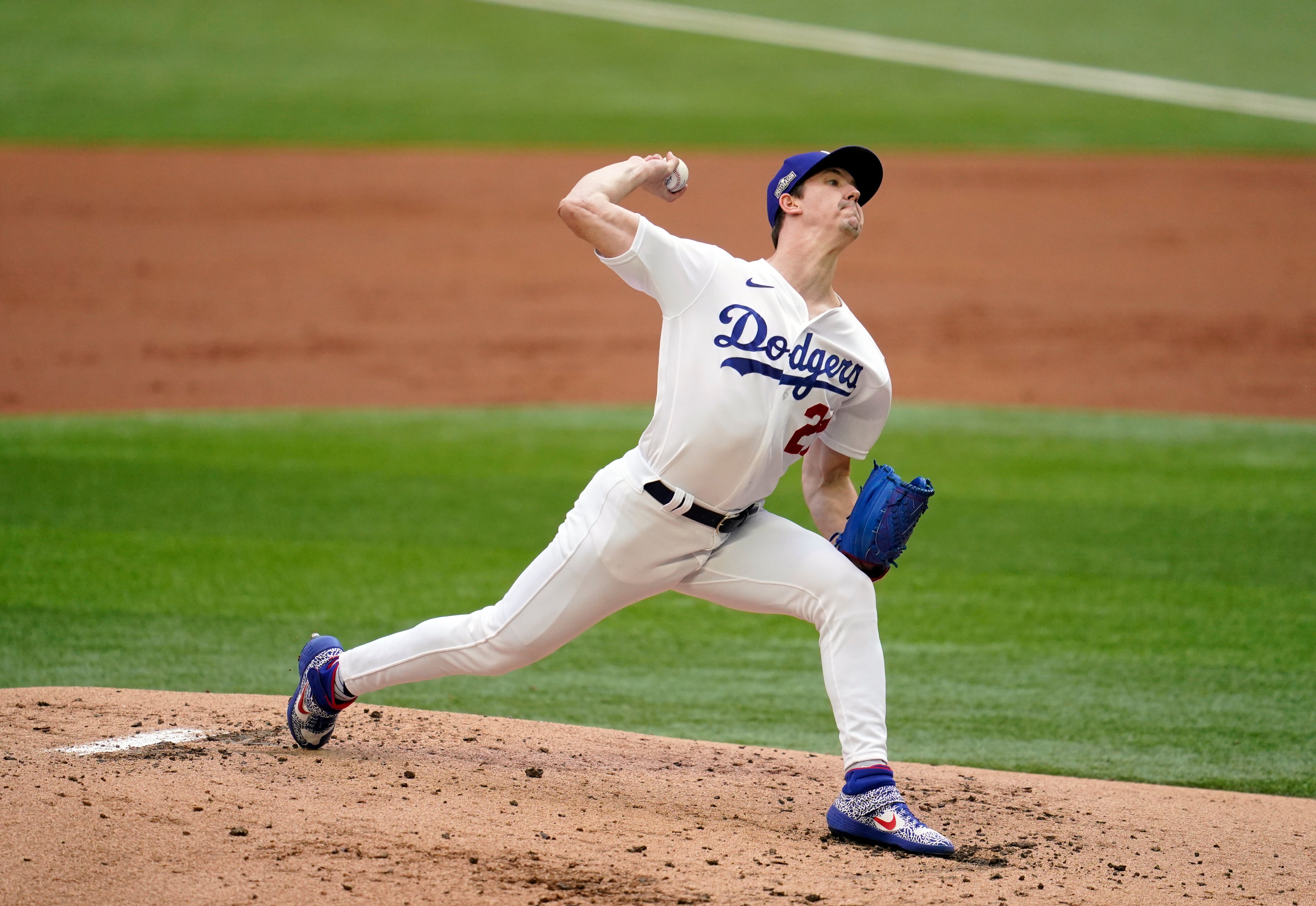 Walker Buehler lució dominante y fue clave para la victoria de los Dodgers sobre los Bravos.