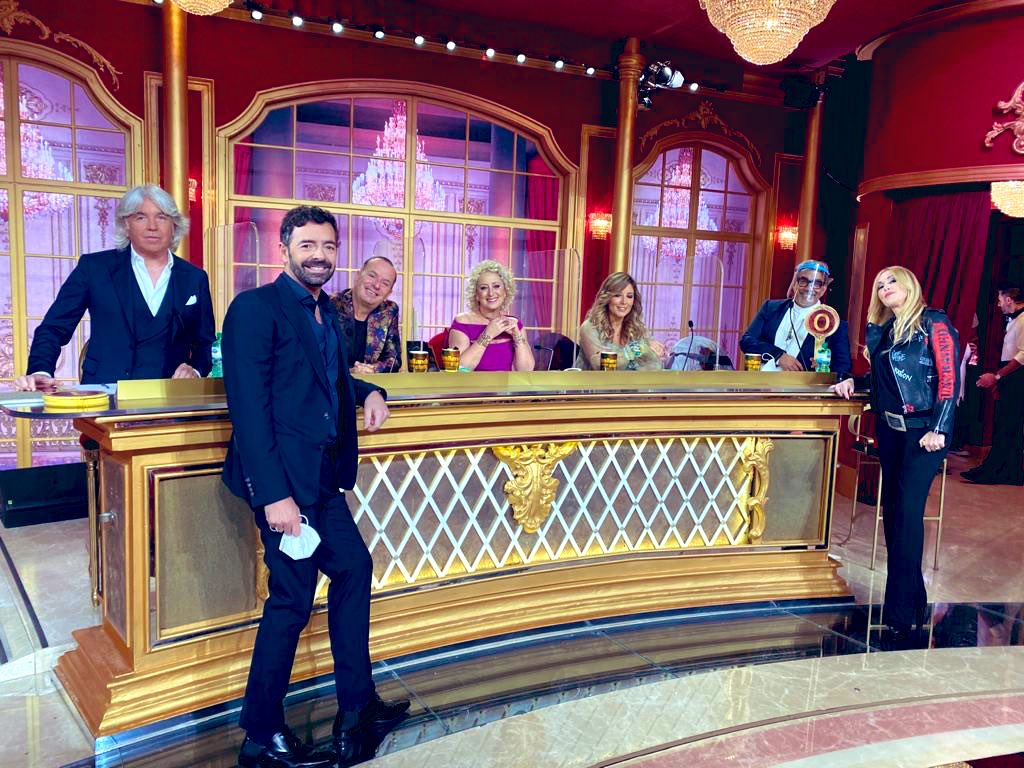 =)
#BallandoConLeStelle #Rai1