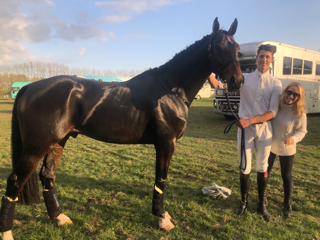 A win today for 6yr old The Dominator PFB (Big Dom) on his Novice debut at Bovington. Great job by <a href="/WILLRAWLIN/">Will Rawlin</a> .....you dwarf little <a href="/HLBish/">Holly Bishop</a> 😂