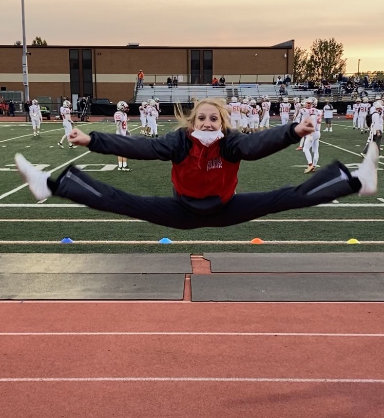 BthsCheer's tweet photo. Senior Chloe Z a toe touch for a Touchdown 🏈 https://t.co/iLESSOt4LV