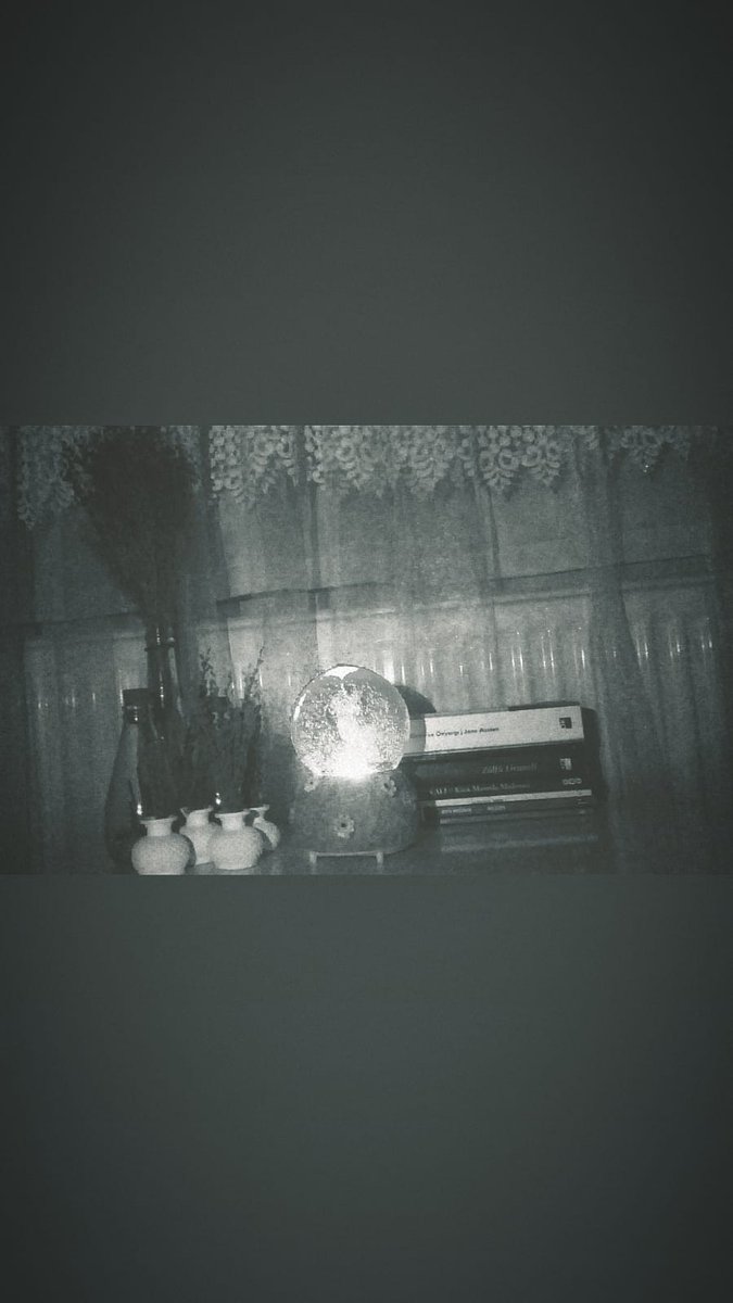 Gülüp eğlenmeliydim,
Su gibi akmalıydım şu yaşımda,
Oysa ağır ağır düşünüyorum geleceği...
Kaç gecem daha böyle huzursuz geçecek?
Beni felaketler değil düşünmek mahvedecek.