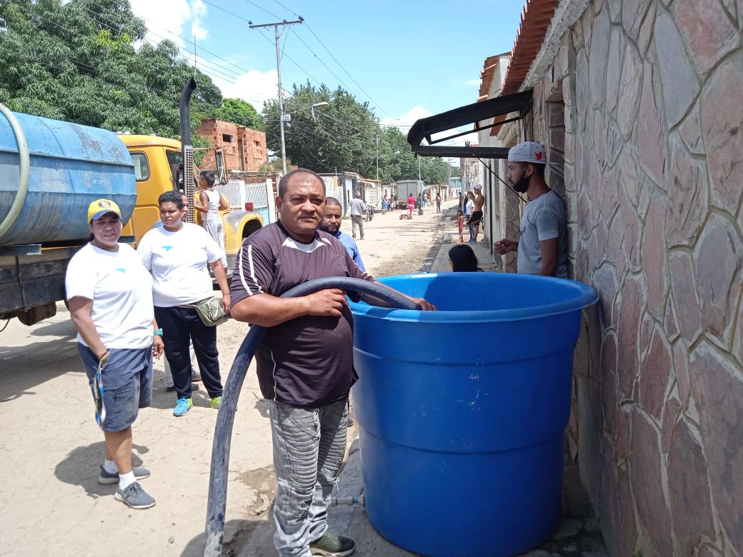 Octavio__flores's tweet photo. Una vez más en el barrio con la gente, llevándole #Soluciones a sus problemas y acompañándolos en este momento tan difícil causado por las lluvias y la inoperancia de un gobierno incapaz de hacer mantenimiento preventivo y mitigación de riesgos
#EstoTieneSolucion
#NadieMasLoHara https://t.co/LhkS94E2ox