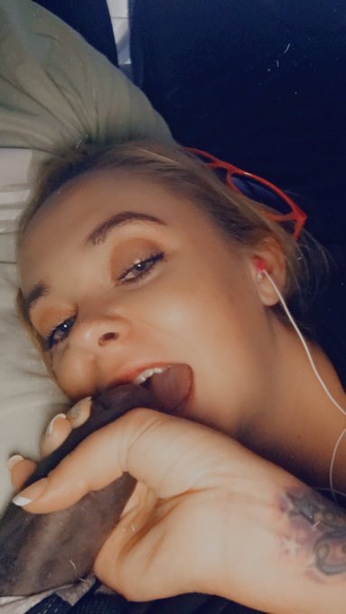 U know I&rsquo;m all into having fun at the airport and on planes. Sexy black man had idle and I had window<a href="/tag/traveling"class="tags"><span>#traveling</span></a>