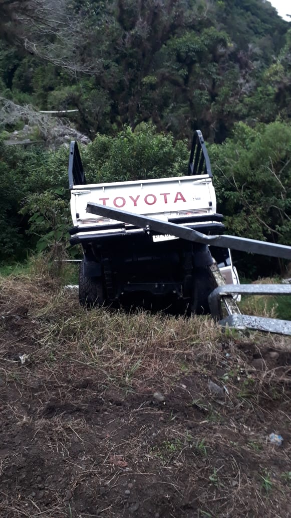 #Chiriqui conductor pierde control de picado y se sale de la vía, hacia Volcán. Hubo 2 heridos atendidos y trasladados a centro medico. #Bugaba #Bomberos #CamisasRojas #MasTemprano