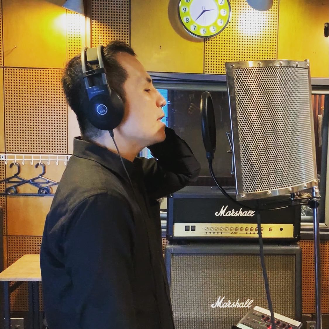 recollaboen's tweet photo. 【Vocal Recording】
Thank you for visiting our D-STUDIO!!
Behringer "P-16m" is convenient for adjustment the monitor in singing. https://t.co/TnzxX20mOv