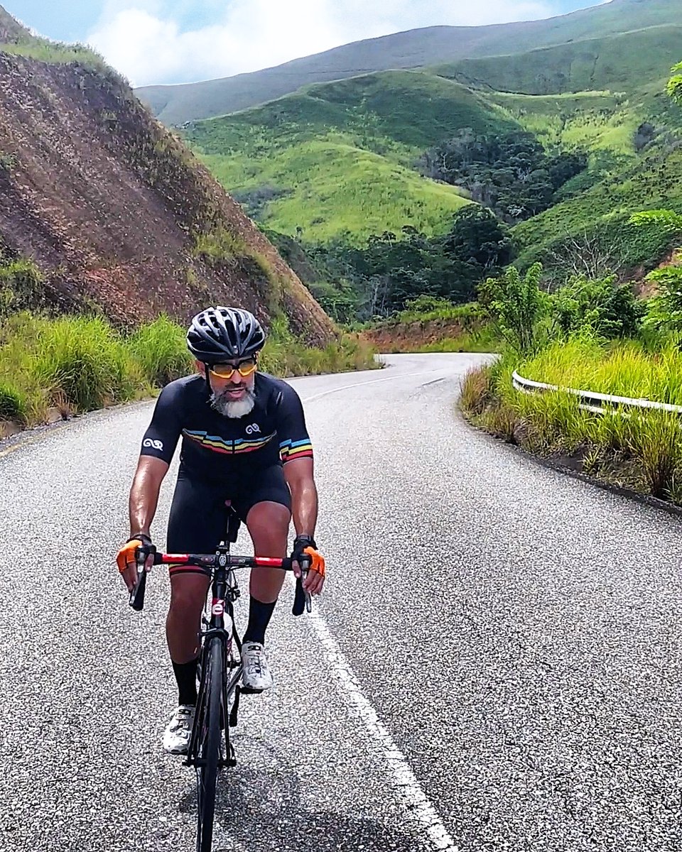 JoseSotillo_Tri's tweet photo. Dia de fondo... 160 km desde Caracas a Lomas de Niquel, ida x vuelta por la ARC #cycling #comandotri #triatlon #triathlon #inversionesglobal1411 #gerretres #robikeshop2 #jerickove #triathlontraining #terretlovers #sumandokilometrosdecalidad #purosport #sanoyenforma #vidasaludabl https://t.co/IcELtSqpJO