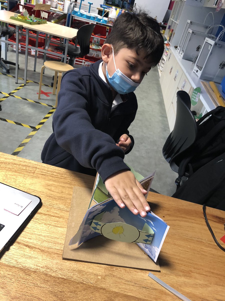 We got hands on in the MakerSpace! Children had a great time cutting, drawing, colouring and pasting as they transfer their Malaysian food chains onto a 3D model. @HIS_learning @ImAliveUnit <a href="/The_IPC/">IPC</a> <a href="/Year1HIS/">HISYear1</a>