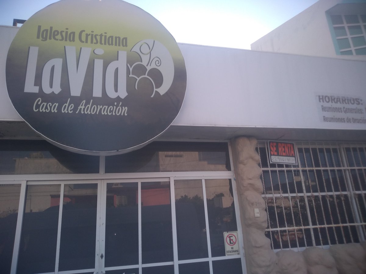 criticprofundo's tweet photo. La desastrosa pandemia nos ha dejado importantes lecciones incluso en el incrustado ámbito religioso que toda la humanidad practica con tanta devoción, sin embargo ahora sabemos que no es ESENCIAL para su subsistencia...
"Si no es negocio, cierralo"

*Foto tomada en Veracruz, Ver https://t.co/pg0y9I8PPA