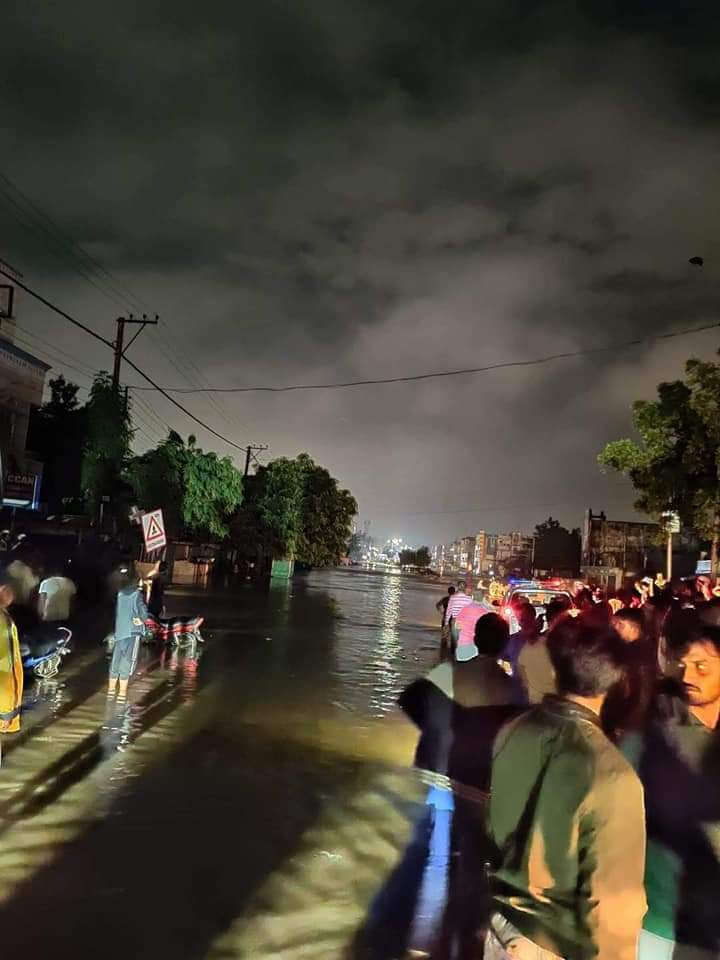 pathan_sumaya's tweet photo. #Main_Road Ka Ye Haal Hai To Soncho Colonys Me Kya Alam Hoga 😢😢
#Chandrayangutta To #Baba_Nagar Main Road Ka Hai..Omer Colony MeTo 20 Feet Tak Pani Aagaya https://t.co/AwACQbbneX