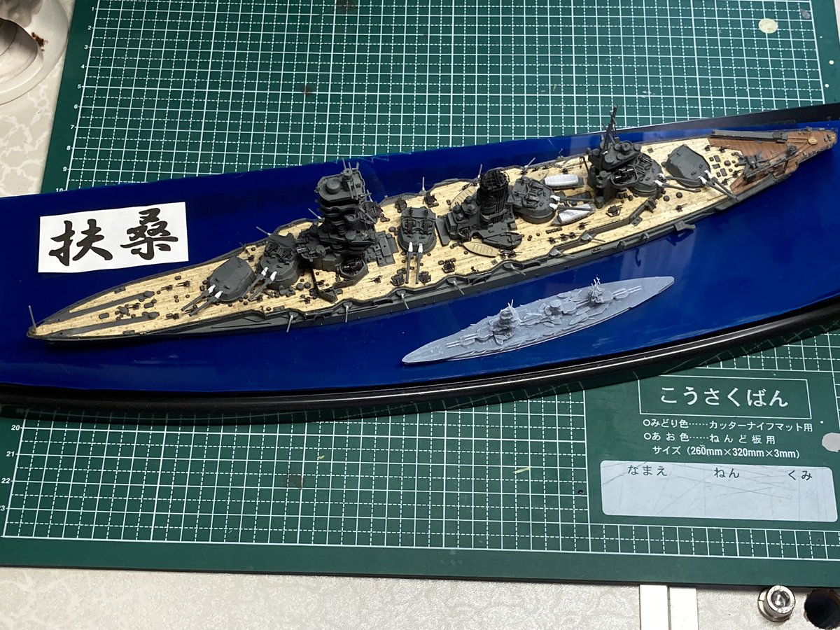 Patox0121's tweet photo. @teikenCG #扶桑 

 #宮間めさのテイコク立体 様の1/2000戦艦扶桑をBENE4MONOにてプリント！そして、折角なのでフジミ1/700と比較。1/2000に詰め込まれた元データの情報量に舌を巻くしかございません！

その後テスト用のタコと映画みたいな展開に。 https://t.co/GGm28GbOSm