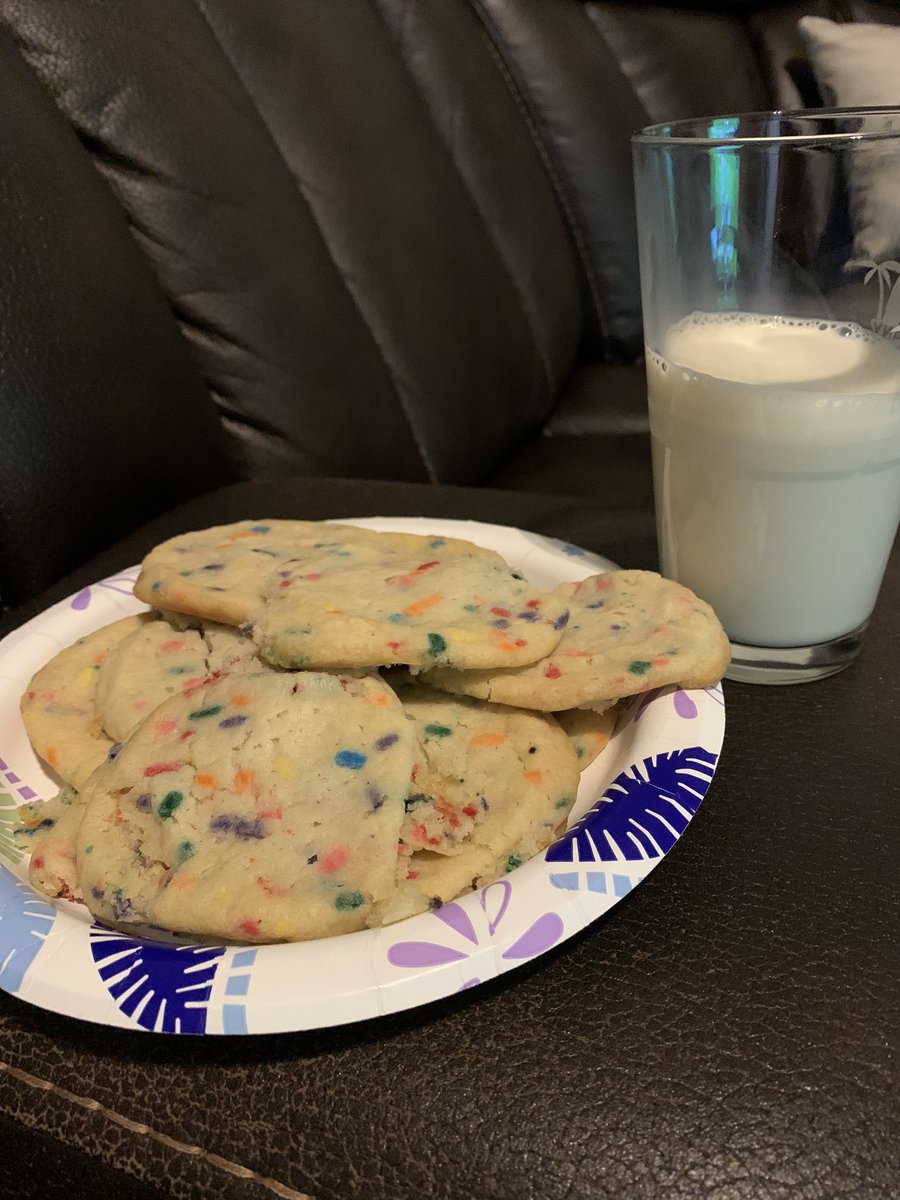 Best remedy at times to a <a href="/UCF_Football/">UCF Football</a> is milk, cookies and Christmas music 🎶