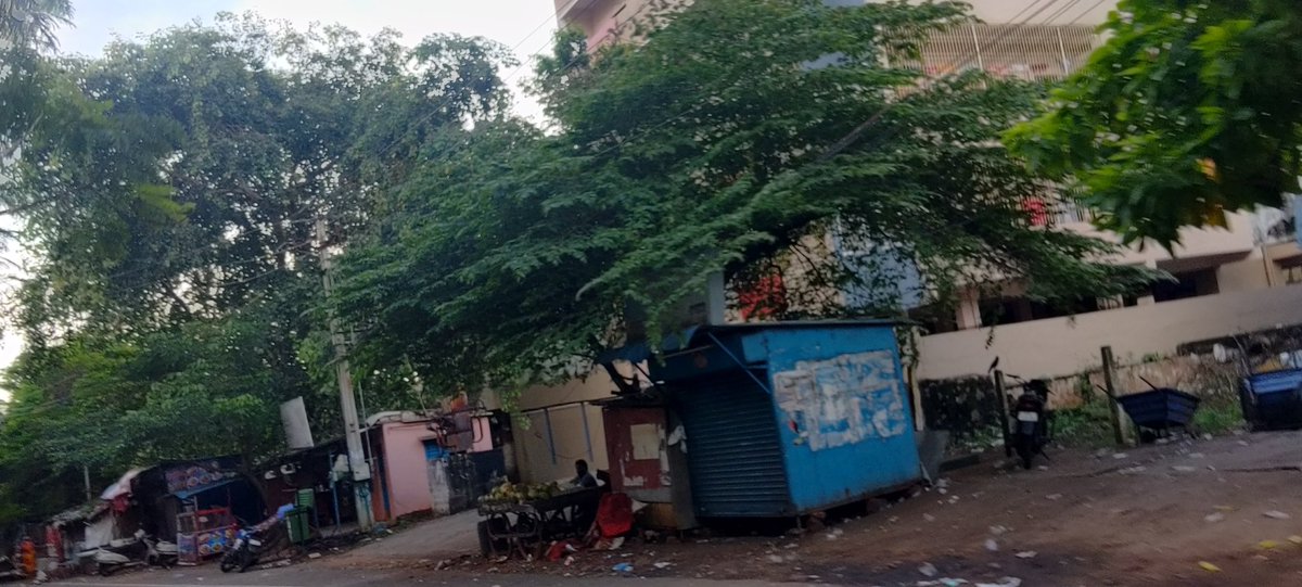 VizagTdp's tweet photo. హెచ్ బి కాలనీ నుంచి మద్దిలపాలెం క్రిష్ణ కాలేజ్ రోడ్డు వరకు రోడ్డు ఇరువైపులా అక్రమ దుకాణాలు ఉన్నాయి వెంటనే వాటిని తొలగించండి https://t.co/EudPIH6mTG