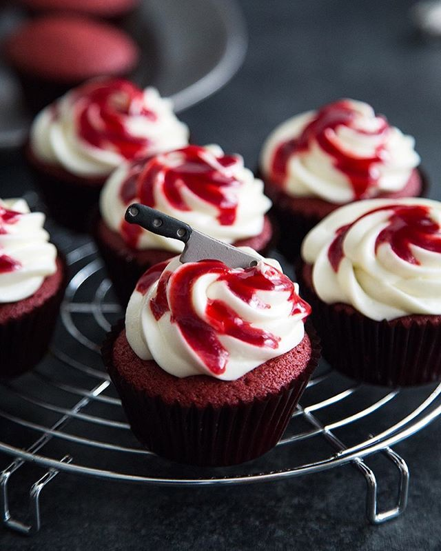 —Barras de tragos y comida se encontraban disponibles en el lugar, cualquier invitado podría tomar las cosas que quisiera— #BirthdayChrisParty