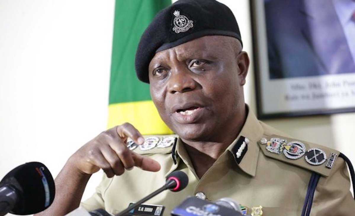 BongoHuru's tweet photo. Mzee @SaidiMwema dah! 

🔃 kwa IGP Saidi Mwema 

❤ kwa IGP Simon Sirro https://t.co/QoDZOrHVv8