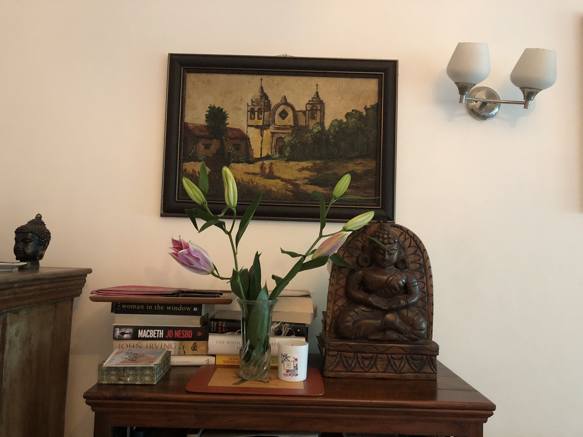 amrita tripathi (@amritat) on Twitter photo 18/10/2020 06:32:34 Let there be more books, flowers, art ... #gratitude Let there be more books, flowers, art ... #gratitude