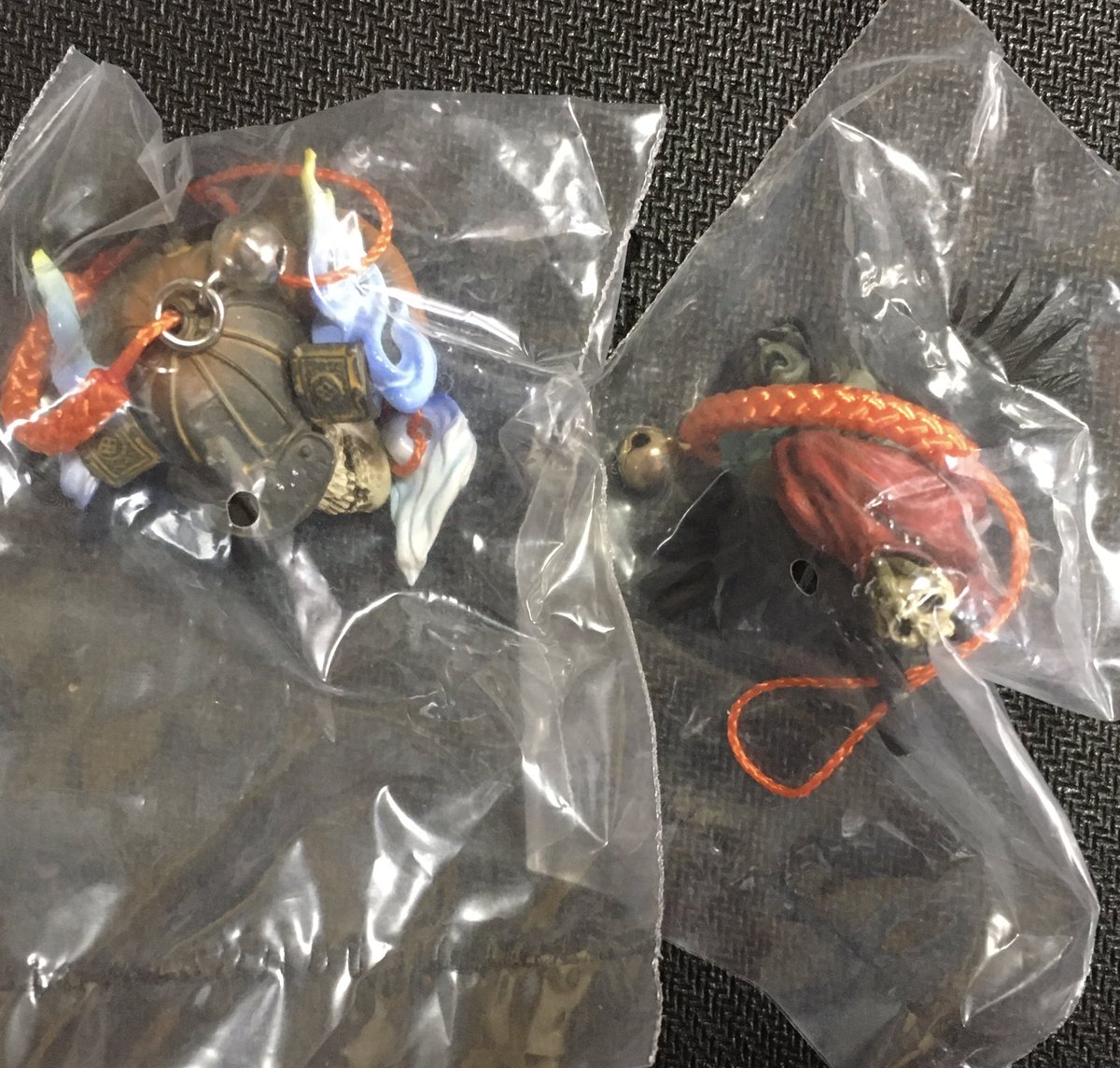 隣町を徘徊してたら、海洋堂の『妖怪根付【三】』のガチャポンを発見したので回してみたよ。サービス品らしく、一回300円→200円だった。
とりあえず木彫バージョンコンプを目標に回してみたが、まぁまぁダブったよ…。
土蜘蛛のフル彩色バージョンが欲しかったなぁ…