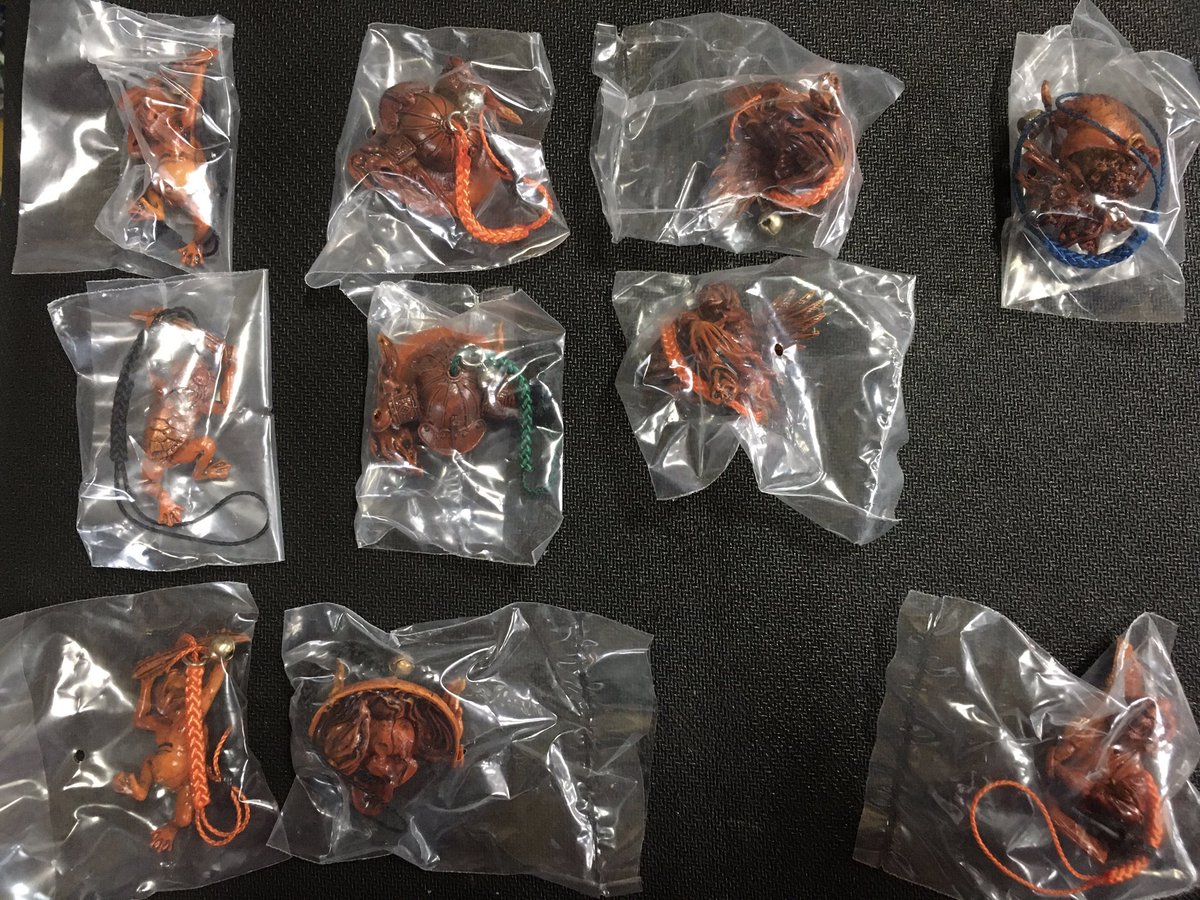 隣町を徘徊してたら、海洋堂の『妖怪根付【三】』のガチャポンを発見したので回してみたよ。サービス品らしく、一回300円→200円だった。
とりあえず木彫バージョンコンプを目標に回してみたが、まぁまぁダブったよ…。
土蜘蛛のフル彩色バージョンが欲しかったなぁ…