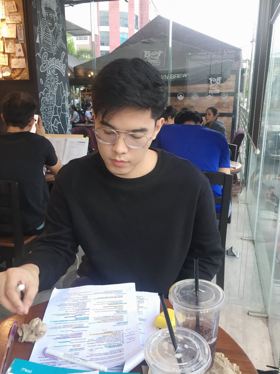 robmecate's tweet image. Nakakamiss magpanggap sa coffee shops kapag exam week no? 🥵