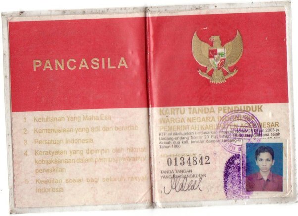 Biar gak ada perbedaan warna KTP, karena sebelumnya kan ada KTP merah putih pas DOM Aceh, khusus buat warga Aceh (2003). Pasca darurat militer keluarlah KTP Nasional (2004) warna biru putih, biar gak ada beda lagi. Warna biru termasuk baru, karena dari dulu warna KTP tuh putih.  https://twitter.com/DiajengLrst/status/1317715951643631616