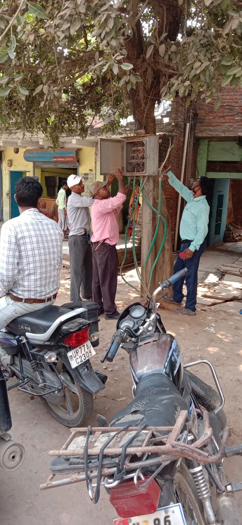 चित्रकूट जनपद मेबिजली कर्मियों   द्वारा लगातार कार्य किया जा रहा है 
@DVVNLMD <a href="/RakeshKumar1960/">Rakesh Kumar</a> <a href="/UPRVPAS/">उ॰प्र०रा०वि०प०अभियंता संघ</a> <a href="/UPRVPAS_BANDA/">उ. प्र. राज्य विद्युत परिषद अभियंता संघ बाँदा</a> <a href="/UppclChairman/">CMD UPPCL</a> <a href="/AipefIndia/">AIPEF INDIA</a> <a href="/UPRVPAS1/">UPRVPAS_दक्षिणाचल</a>