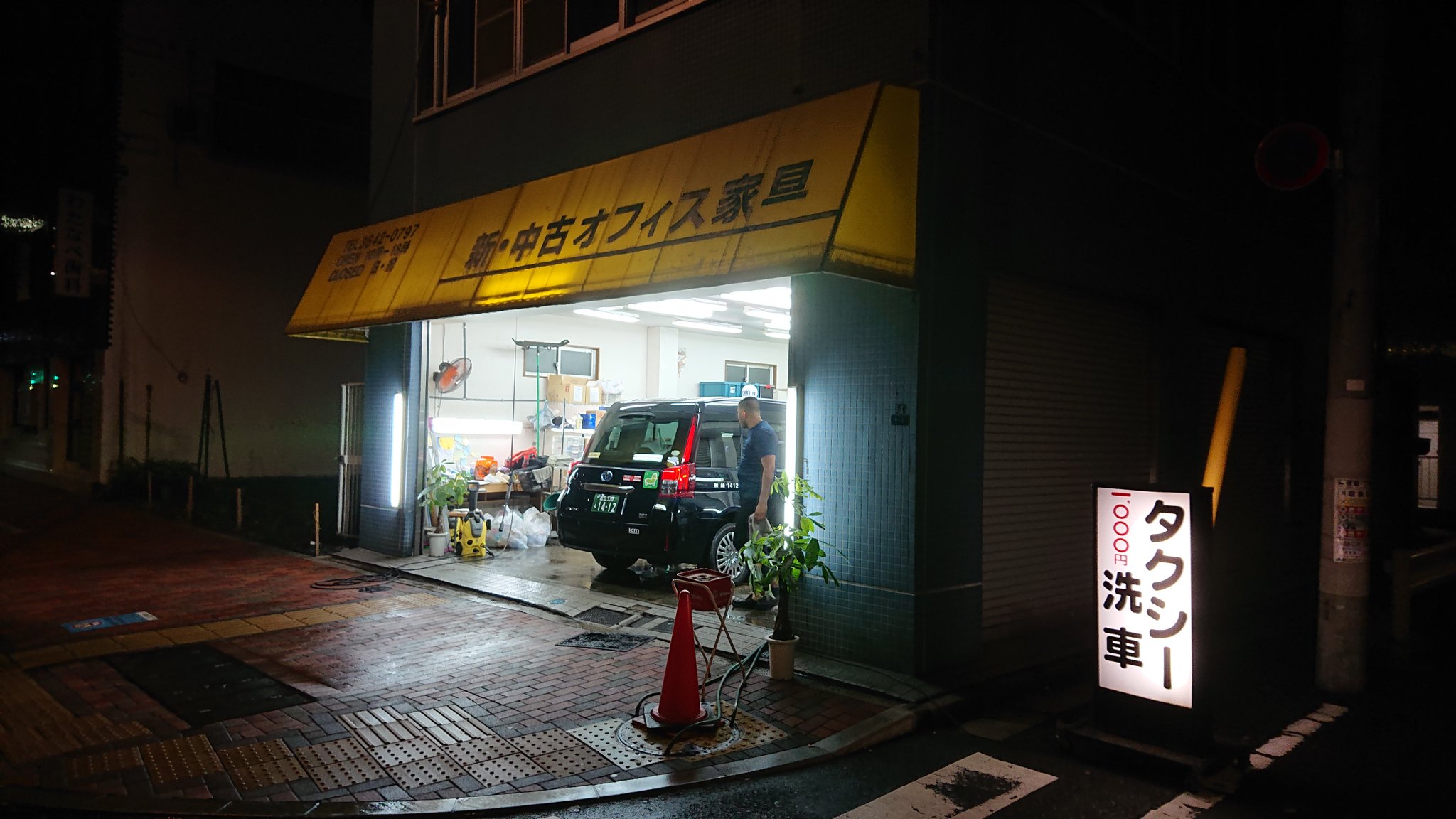 いいね おいしいね タクシー洗車 清澄白河 東京 たまに登山などで早朝に家を出ると 1 000円のタクシー洗車 屋が開いていて 6人掛かりであっという間に洗車するのが素晴らしい 人気なようでタクシーがずらりと並んでいます T Co Ks8hnpzsi5