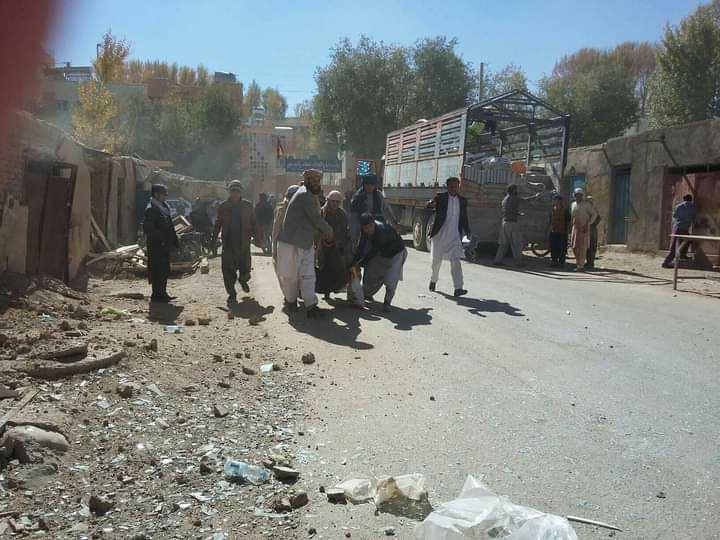 SadaeAzadi's tweet photo. څو شیبې وړاندې د غور ولایت امنیه قومندانۍ ته څیرمه موټر بم چاودنه شوې. د غور امنیتي چارواکي د پېښې په تایید سره وایي چې په دغه چاودنه کې تر دې دمه درې کسانو خپل ژوند له لاسه ورکړی دی. د دوی په خبره، ښایي د پېښې د قربانیانو شمېر زیات شي.
#Ghor #Carbombattack https://t.co/VfXAtMC4eR