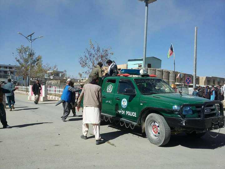 SadaeAzadi's tweet photo. څو شیبې وړاندې د غور ولایت امنیه قومندانۍ ته څیرمه موټر بم چاودنه شوې. د غور امنیتي چارواکي د پېښې په تایید سره وایي چې په دغه چاودنه کې تر دې دمه درې کسانو خپل ژوند له لاسه ورکړی دی. د دوی په خبره، ښایي د پېښې د قربانیانو شمېر زیات شي.
#Ghor #Carbombattack https://t.co/VfXAtMC4eR