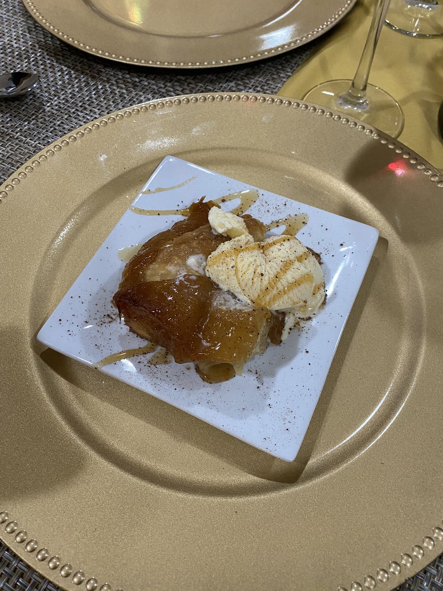 crowedesign's tweet photo. Bourbon peach cobbler with vanilla ice cream served with caramel drizzle. #visionofcourt https://t.co/QFRwlbcgEY