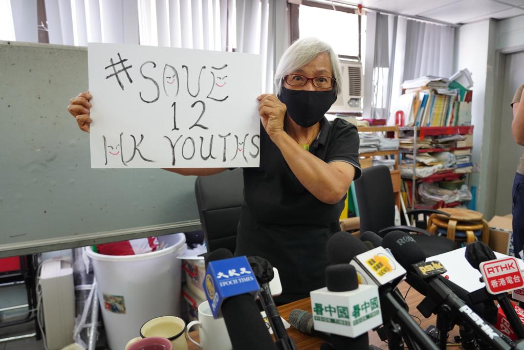 被 #中共 關押一年 社運人士 #王鳳瑤 公開經歷包括被旅遊及拍認罪片
香港社運人士王鳳瑤(王婆婆)去年於深圳被中共拘留一個半月並被取保候審1年。昨日,王婆婆在立法會議員 #張超雄 及前議員 #朱凱迪 陪同下會見傳媒講述了自己被強迫參與「愛國旅遊」及拍認罪片等。
全文:https://t.co/ulXFOXFqLU https://t.co/fiHLxs84qU