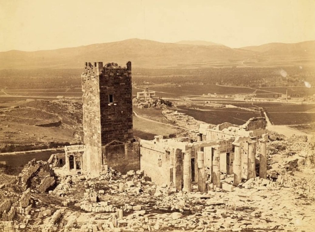 Greek War of Independence broke out in 1821, 12 Athenian notables were imprisoned here by the Ottomans as hostages, 9 were executed during the Siege of the Acropolis. Military leader Odysseas Androutsos was imprisoned at the tower by political rivals, tortured & finally killed.
