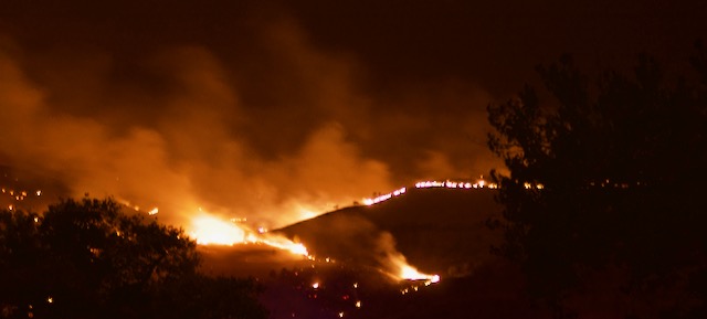 jaybourland's tweet photo. The wind turned to come from the east and the evacuation for our area was lifted. So nice to be back home. The fire is still going very strong. https://t.co/l1yhsuysIj