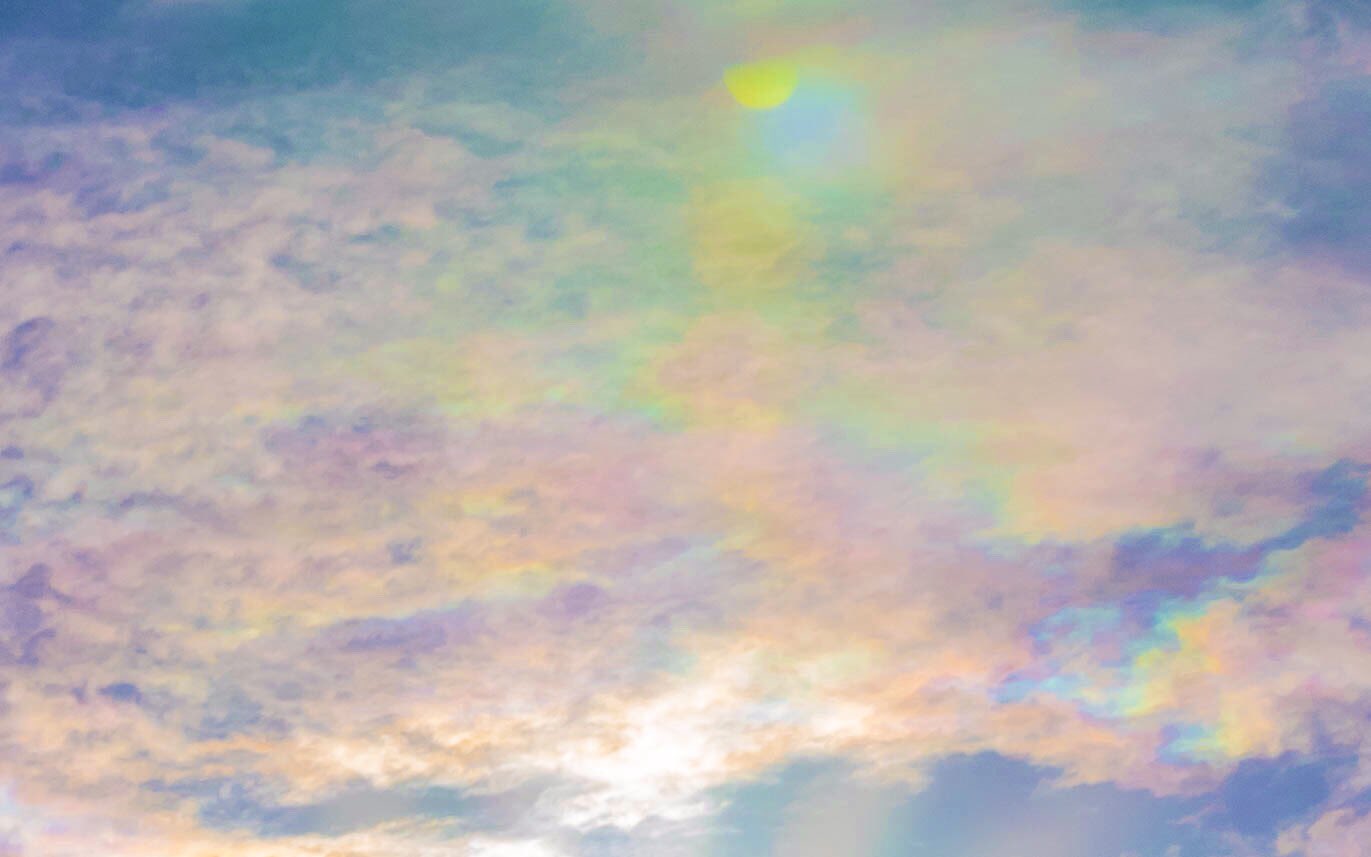 まりも 彩雲 瑞雲 ずいうん 慶雲 景雲 けいうん 紫雲 しうん A Phenomenon Of Color Rimmed Cloud That Happens Under Special Weather Conditions Called Saiun Photography 彩雲 魔法のような空の風景 T Co Ac2vnvea8d Twitter